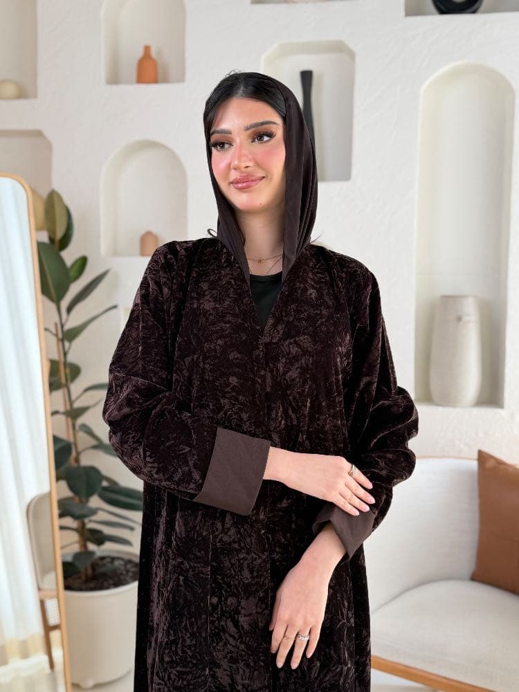عباية المخمل البُنية