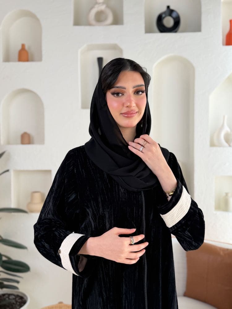 عباية المخمل الاسود