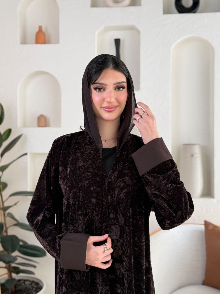 عباية المخمل البُنية